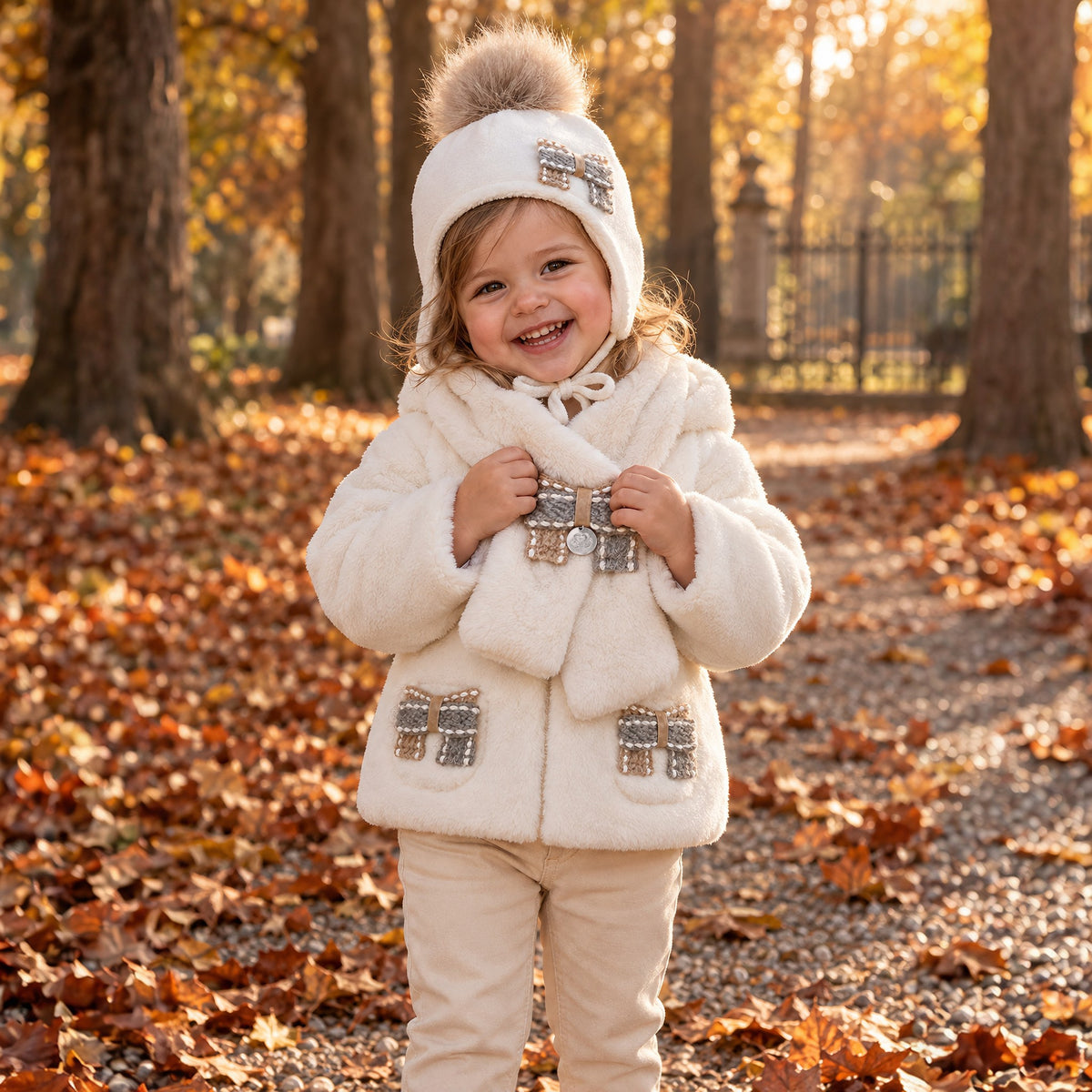 AI-foto: Jacket Fur Double Bow gedragen door een kind (Natini)